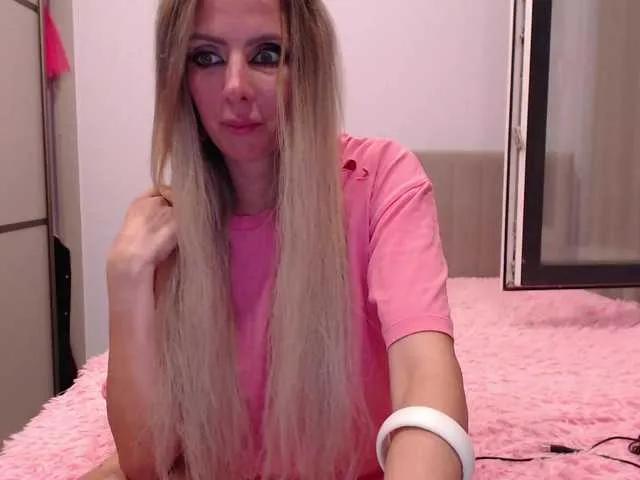 blondalina on BongaCams