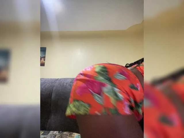 Curvy-maxy9 on BongaCams