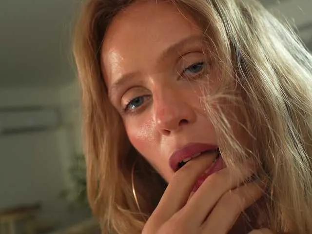 Freechat HEYBANANA on BongaCams