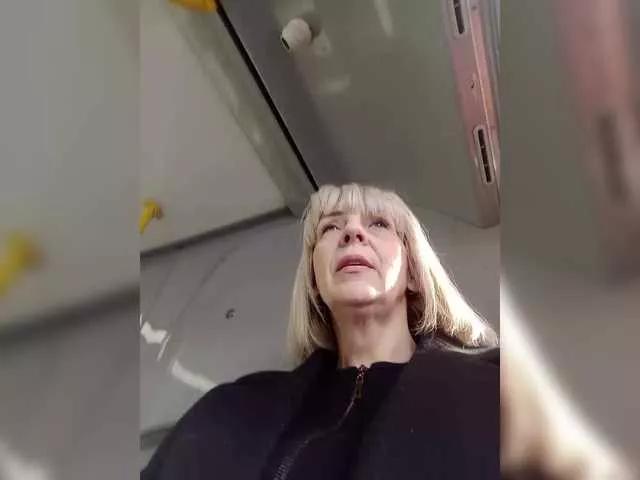 Freechat mery8poppins on BongaCams