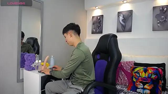 AdrianRinaldi on StripChat