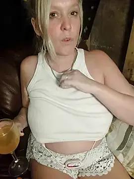 Freechat Bouncy-Bella28X on StripChat