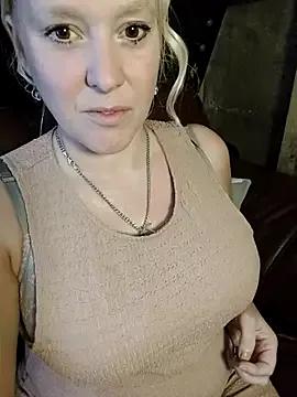 Freechat Bouncy-Bella28X on StripChat