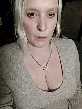 Freechat Bouncy-Bella28X on StripChat