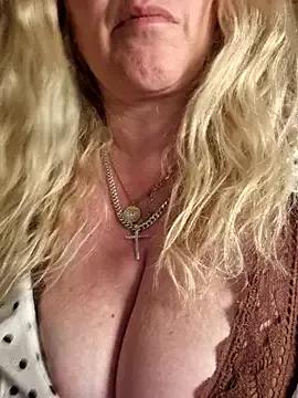 Freechat Bouncy-Bella28X on StripChat