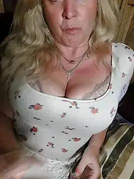 Freechat Bouncy-Bella28X on StripChat