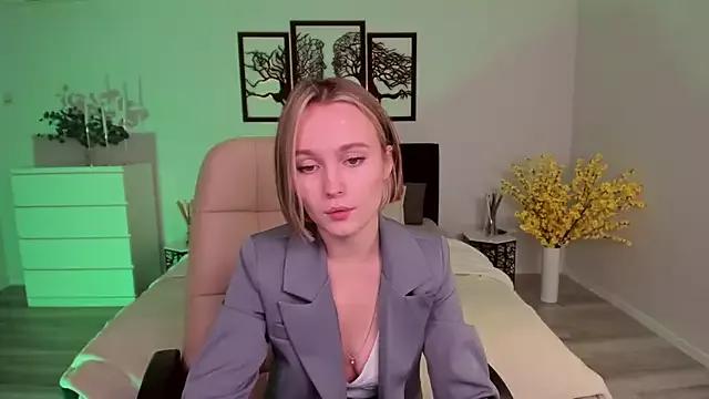 BritnieCute on StripChat