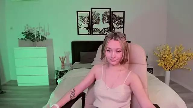 BritnieCute on StripChat