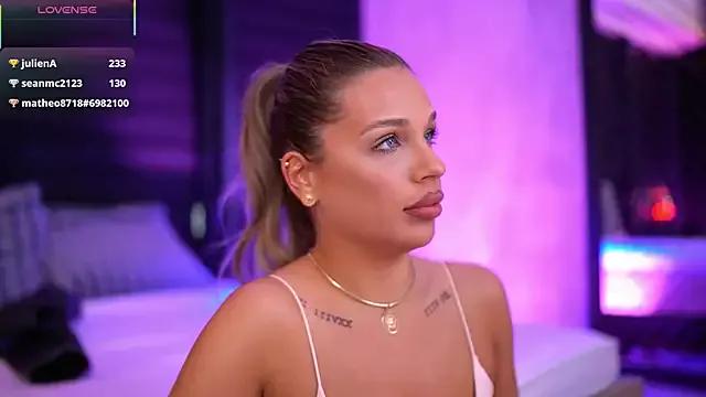 Candy_Ivy on StripChat