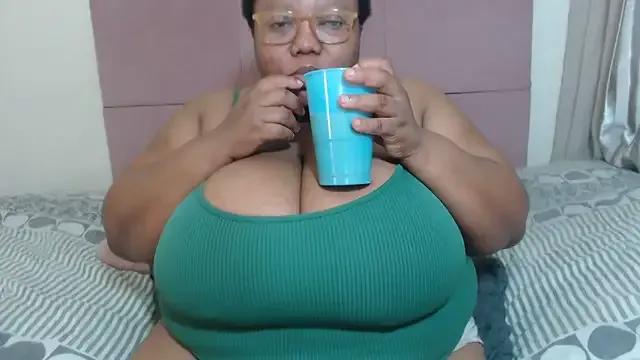 DAIRYBELLELIZxx on StripChat