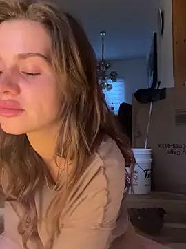 EmiliaCatalina on StripChat