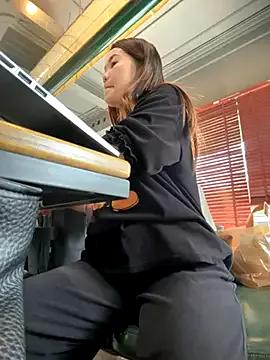 Emily_9xx — wet my pussy in the cafe