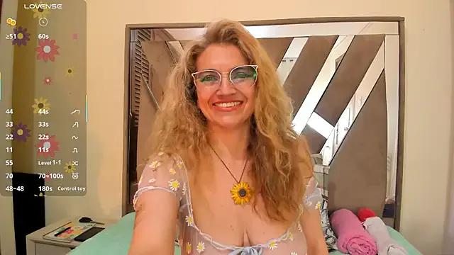 Esmeralda_oikos on StripChat