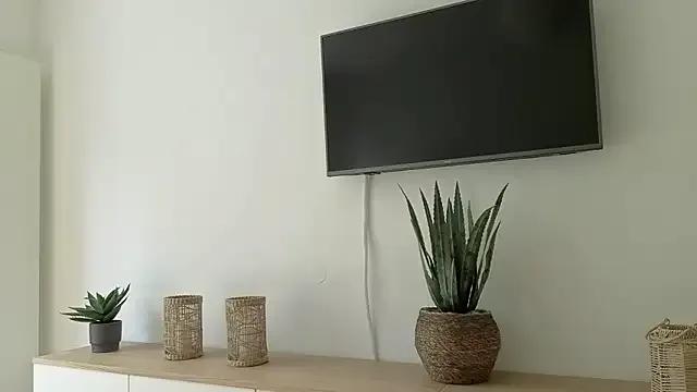 Lara-CumKitten on StripChat