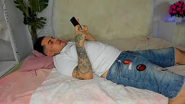 Littlepearl23 on StripChat