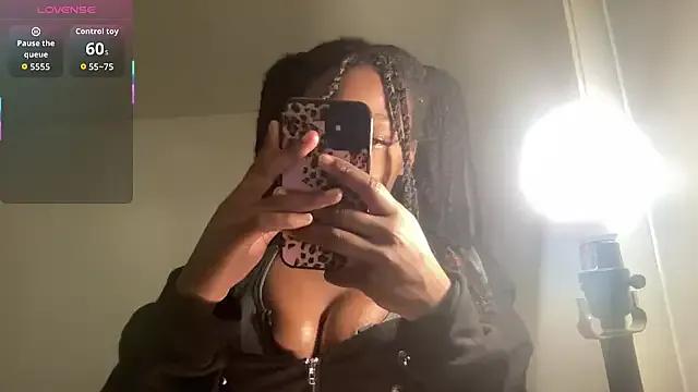 maskedgirl5005 on StripChat