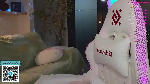 mia_here on StripChat