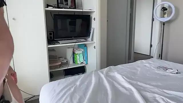 MikyFoxx on StripChat