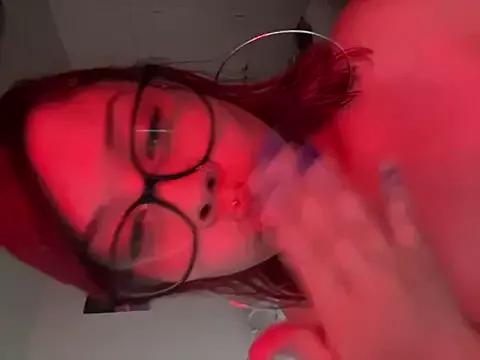 moan4mona on StripChat