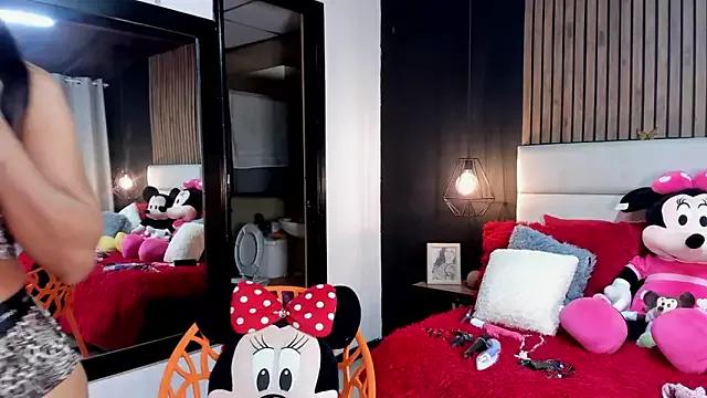 NiicolleMiller on StripChat