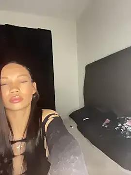 nikkiloveee on StripChat