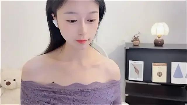 Onechestnut on StripChat