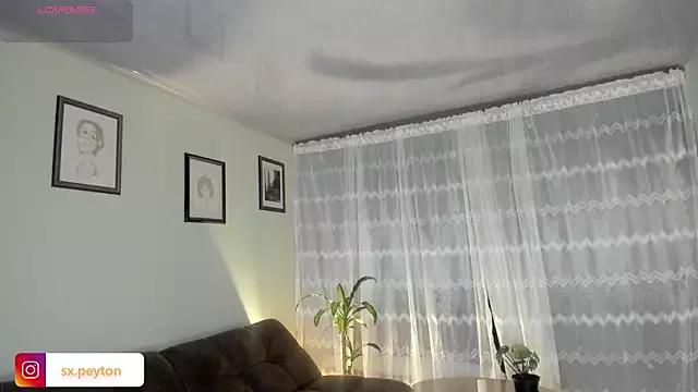 Freechat peyton_golden1 on StripChat