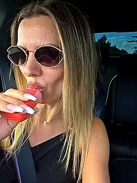 QuenMonicaUK on StripChat