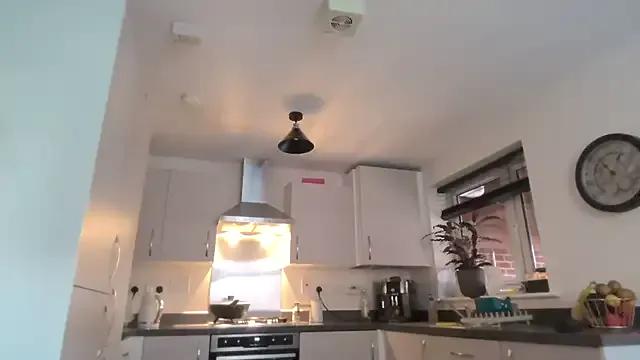 QuenMonicaUK on StripChat