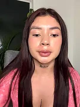 Roxanne_08 on StripChat