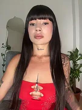 Roxanne_08 on StripChat