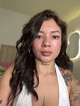 Roxanne_08 on StripChat