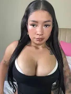 Roxanne_08 on StripChat
