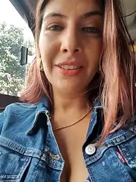 StripChat scarlett_moore is Freechat scarlett_moore — A hand under Pantys