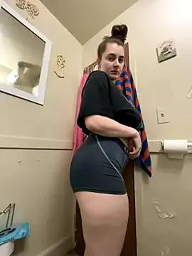 Snowbunnycake_131 on StripChat