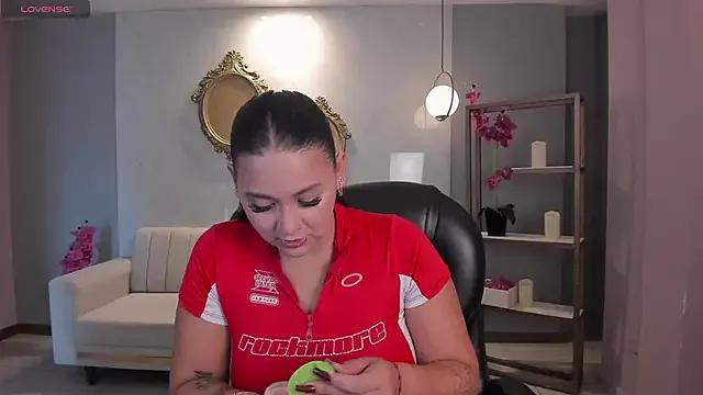 ToriCrossX on StripChat