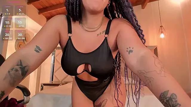 ToriCrossX on StripChat